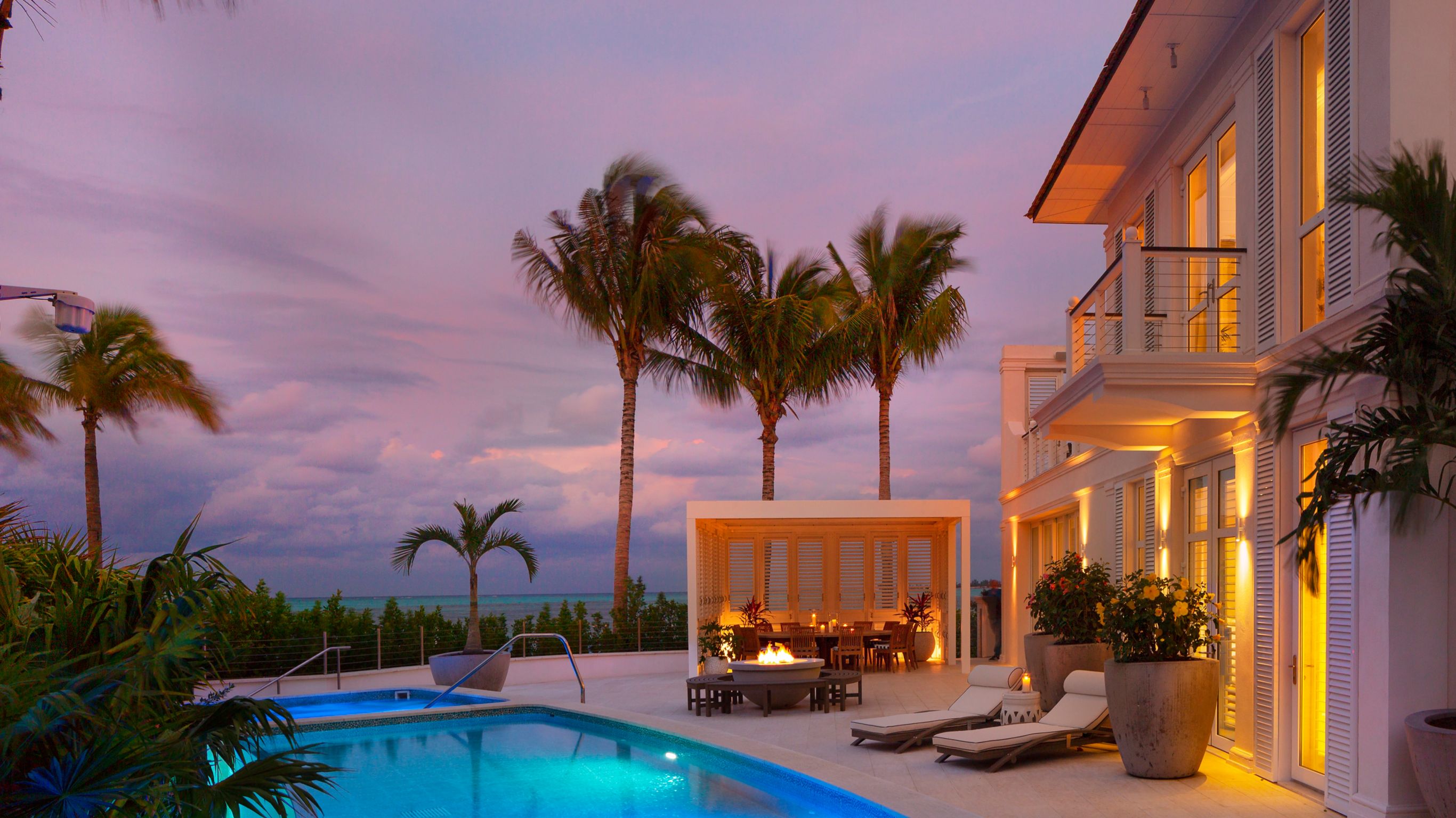 Six Bedroom Villa Infinity Pool and Deck 